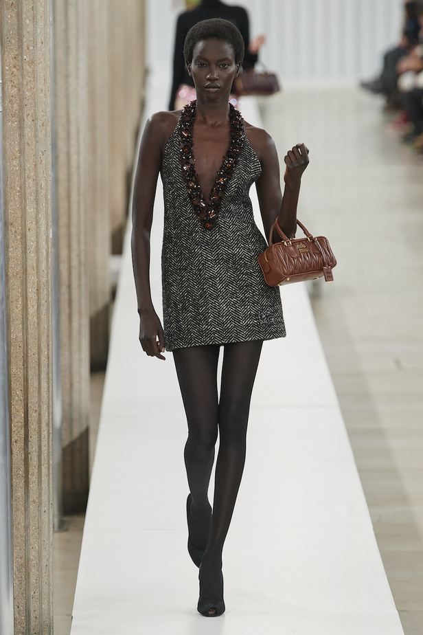 من مجموعة ميو ميو لموسم خريف وشتاء 2023-2024