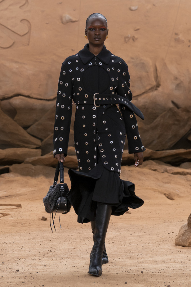 من مجموعة Off-White لخريف وشتاء 2023-2024