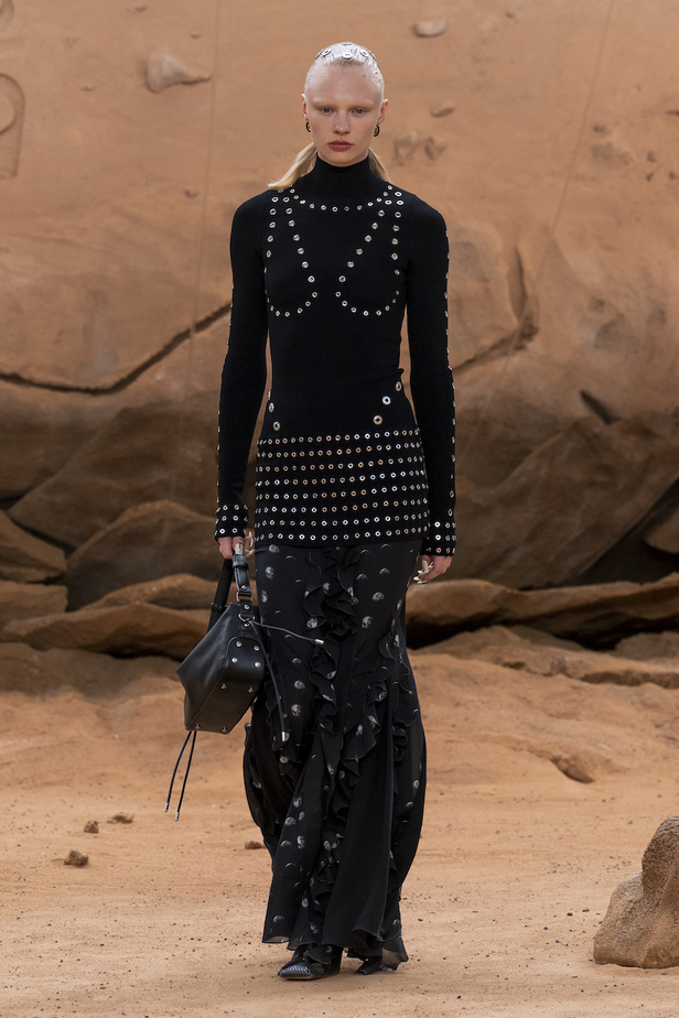 من مجموعة Off-White لخريف وشتاء 2023-2024