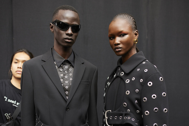  Off-White مجموعة ذات طابع مستقبلي حطت على القمر 