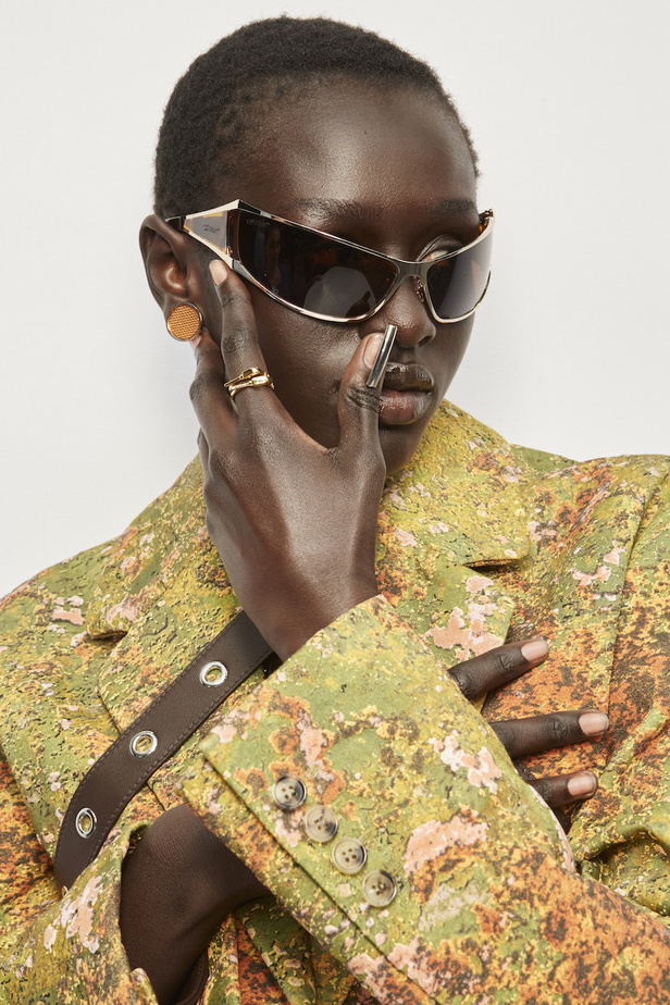  Off-White مجموعة ذات طابع مستقبلي حطت على القمر 