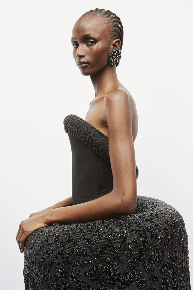  Off-White مجموعة ذات طابع مستقبلي حطت على القمر 