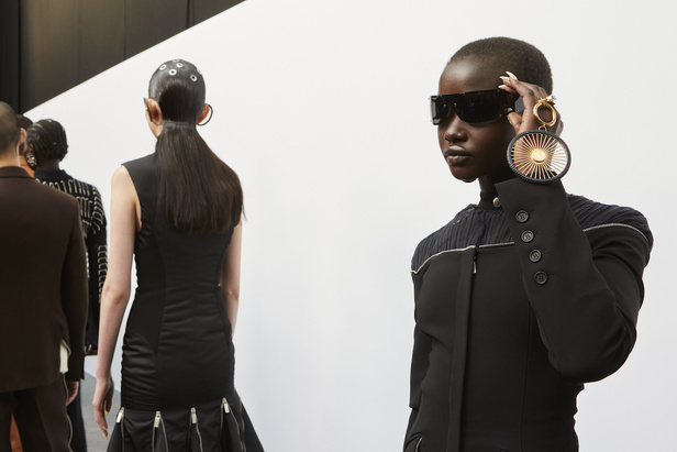  Off-White مجموعة ذات طابع مستقبلي حطت على القمر 