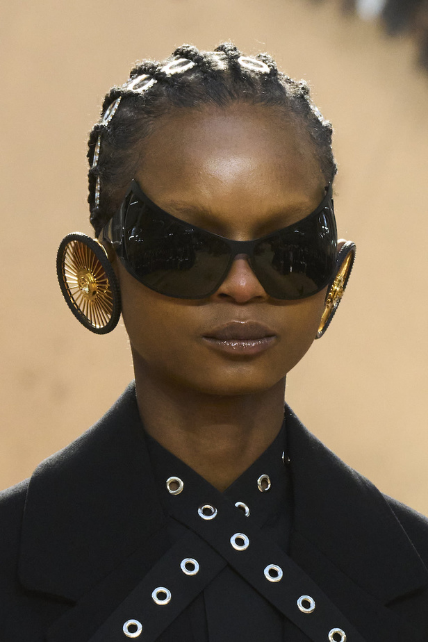  Off-White مجموعة ذات طابع مستقبلي حطت على القمر 