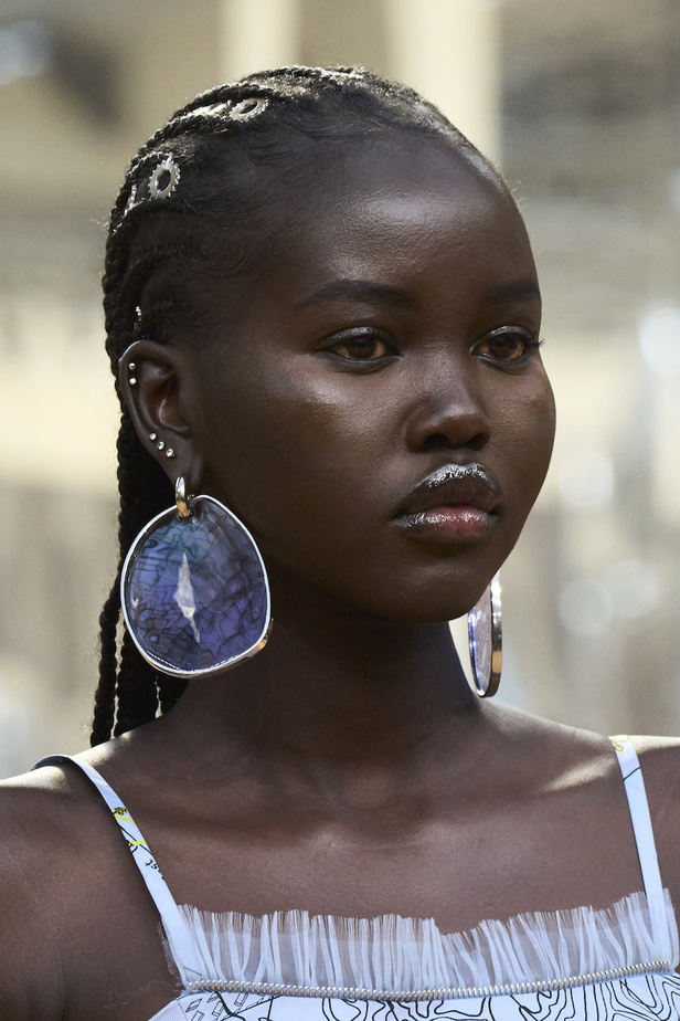  Off-White مجموعة ذات طابع مستقبلي حطت على القمر 