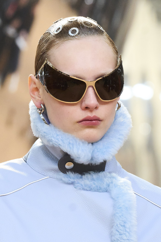  Off-White مجموعة ذات طابع مستقبلي حطت على القمر 