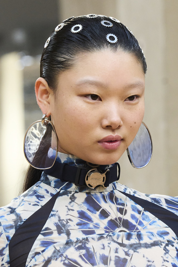  Off-White مجموعة ذات طابع مستقبلي حطت على القمر 