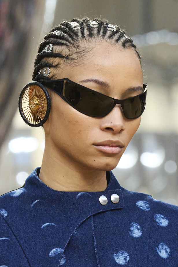  Off-White مجموعة ذات طابع مستقبلي حطت على القمر 