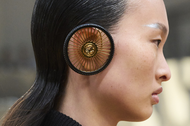  Off-White مجموعة ذات طابع مستقبلي حطت على القمر 