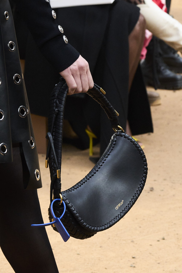  Off-White مجموعة ذات طابع مستقبلي حطت على القمر 