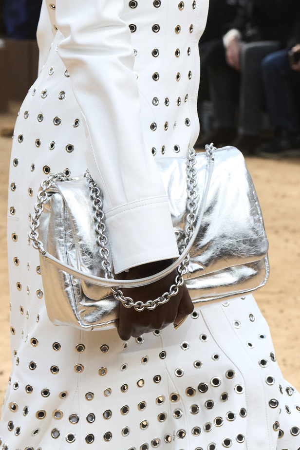  Off-White مجموعة ذات طابع مستقبلي حطت على القمر 