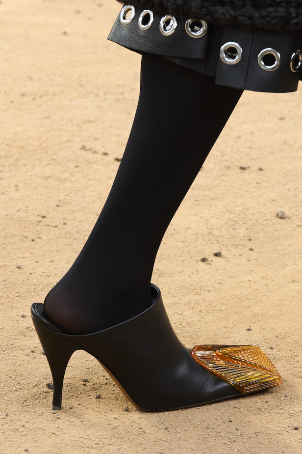  Off-White مجموعة ذات طابع مستقبلي حطت على القمر 