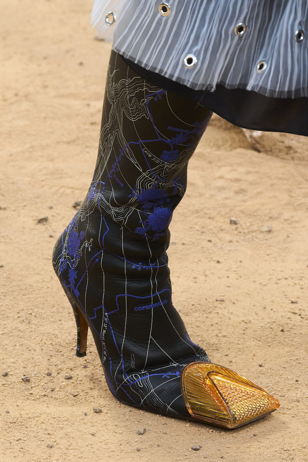  Off-White مجموعة ذات طابع مستقبلي حطت على القمر 