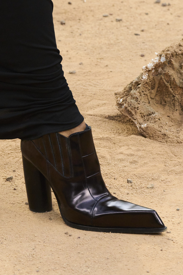  Off-White مجموعة ذات طابع مستقبلي حطت على القمر 