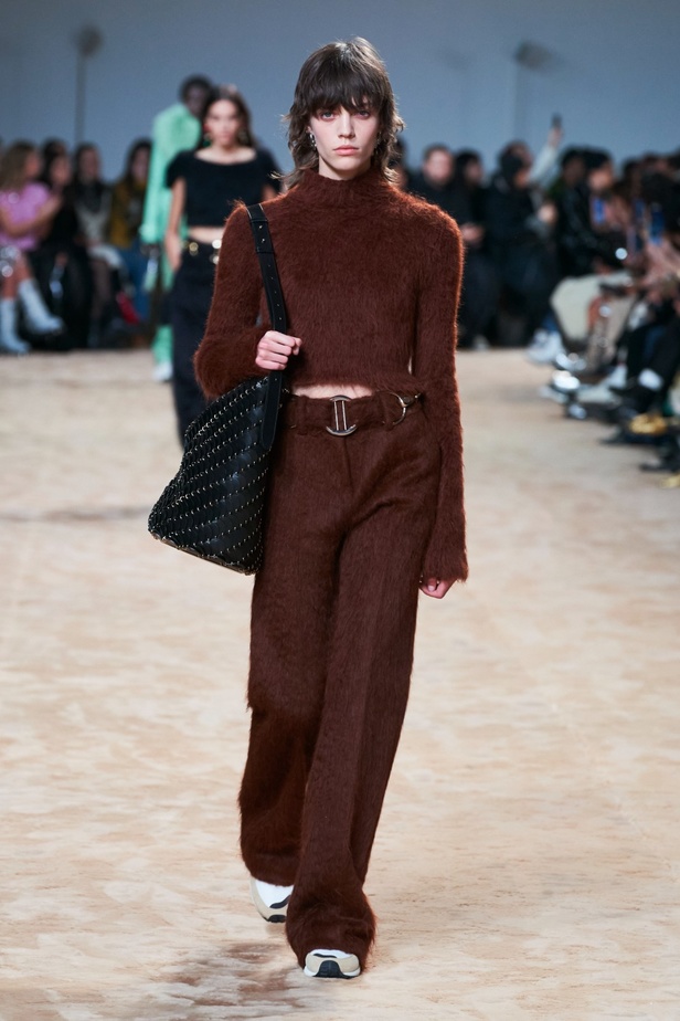 جوليان دوسينا يكرّم المصمم الراحل Paco Rabanne في مجموعة خريف وشتاء 2023-2024