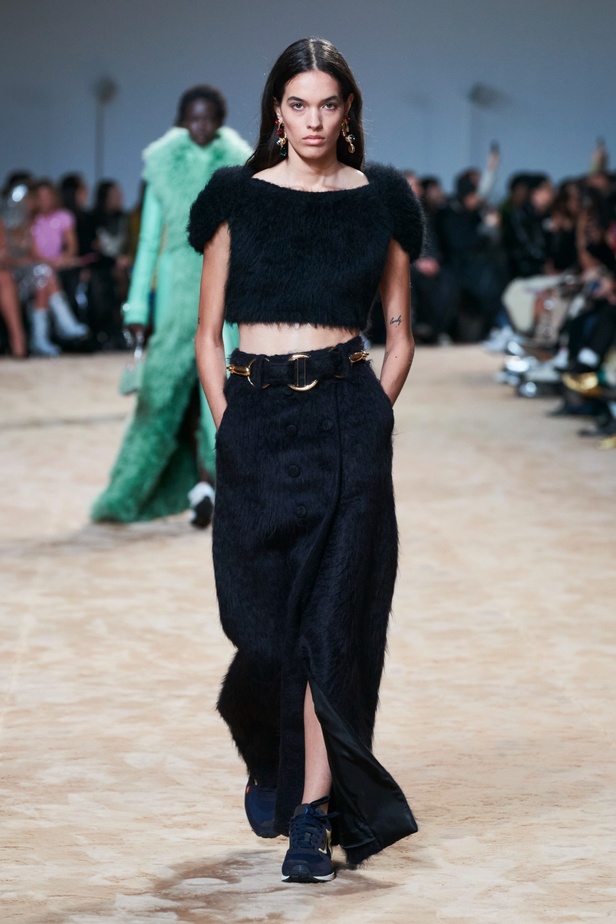 جوليان دوسينا يكرّم المصمم الراحل Paco Rabanne في مجموعة خريف وشتاء 2023-2024