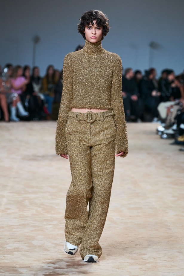 جوليان دوسينا يكرّم المصمم الراحل Paco Rabanne في مجموعة خريف وشتاء 2023-2024