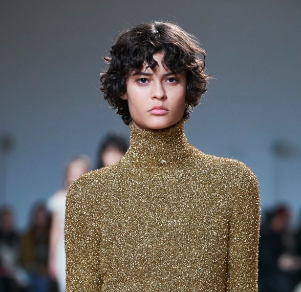 جوليان دوسينا يكرّم المصمم الراحل Paco Rabanne في مجموعة خريف وشتاء 2023-2024