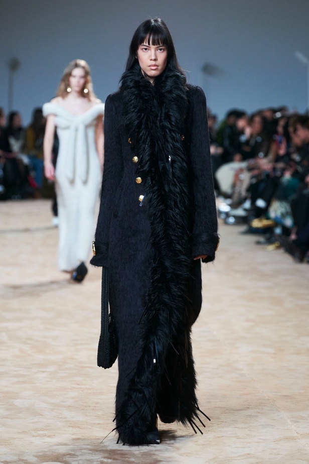 جوليان دوسينا يكرّم المصمم الراحل Paco Rabanne في مجموعة خريف وشتاء 2023-2024