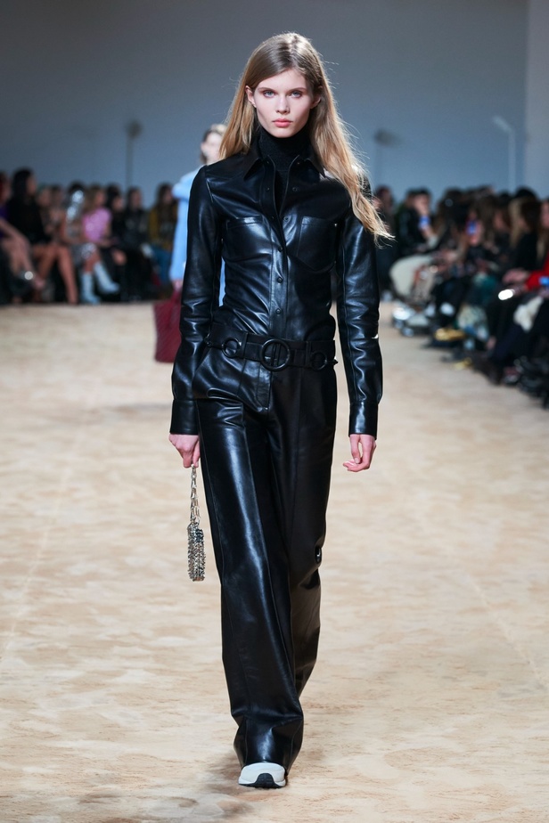 جوليان دوسينا يكرّم المصمم الراحل Paco Rabanne في مجموعة خريف وشتاء 2023-2024