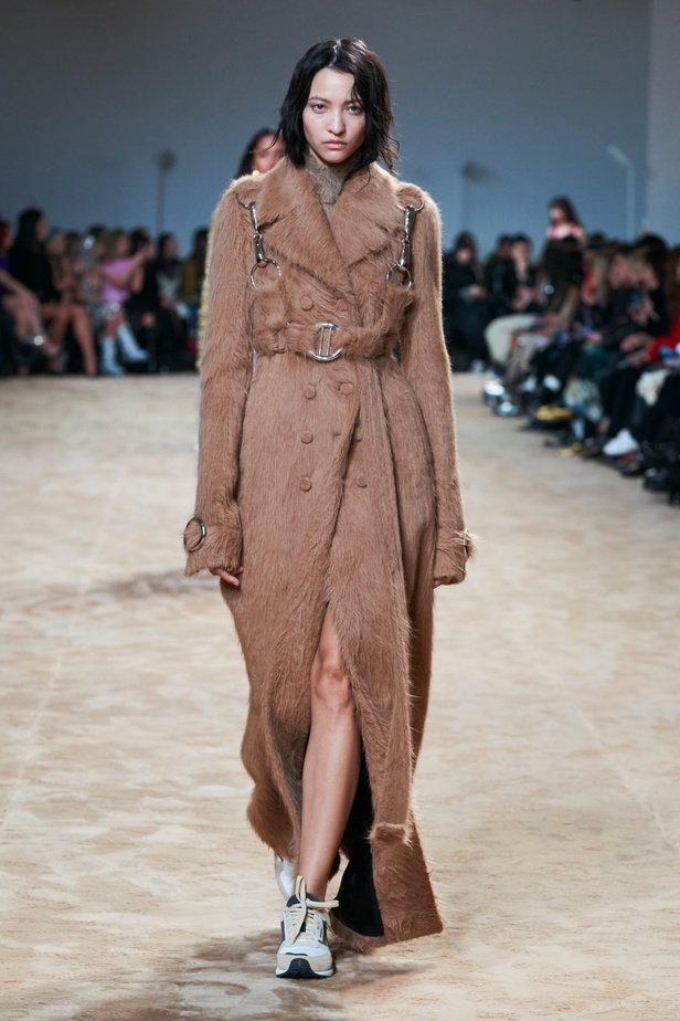 جوليان دوسينا يكرّم المصمم الراحل Paco Rabanne في مجموعة خريف وشتاء 2023-2024