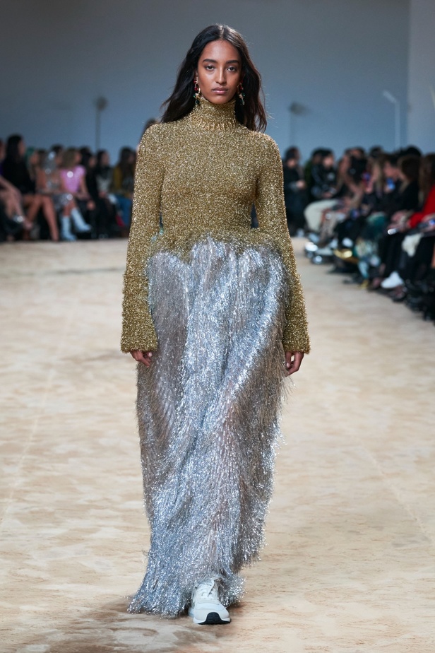 جوليان دوسينا يكرّم المصمم الراحل Paco Rabanne في مجموعة خريف وشتاء 2023-2024