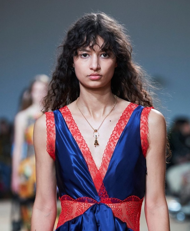 جوليان دوسينا يكرّم المصمم الراحل Paco Rabanne في مجموعة خريف وشتاء 2023-2024