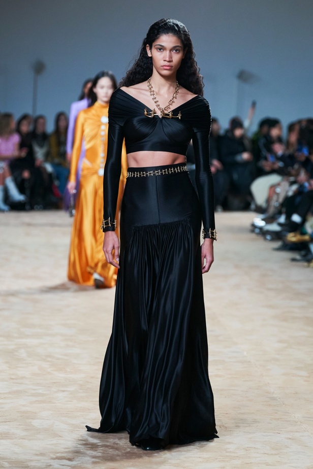 جوليان دوسينا يكرّم المصمم الراحل Paco Rabanne في مجموعة خريف وشتاء 2023-2024