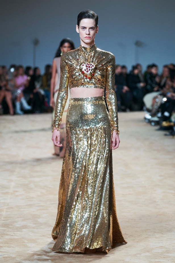 جوليان دوسينا يكرّم المصمم الراحل Paco Rabanne في مجموعة خريف وشتاء 2023-2024