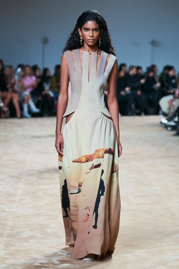 جوليان دوسينا يكرّم المصمم الراحل Paco Rabanne في مجموعة خريف وشتاء 2023-2024