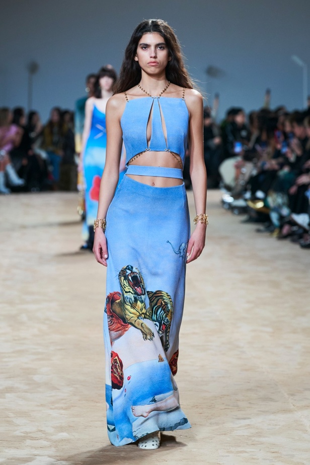 جوليان دوسينا يكرّم المصمم الراحل Paco Rabanne في مجموعة خريف وشتاء 2023-2024