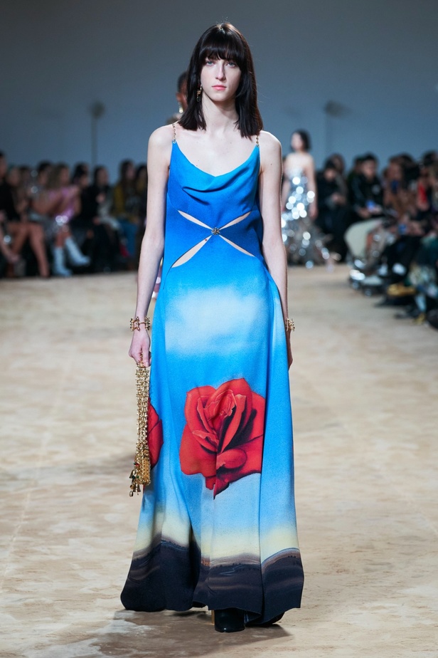 جوليان دوسينا يكرّم المصمم الراحل Paco Rabanne في مجموعة خريف وشتاء 2023-2024