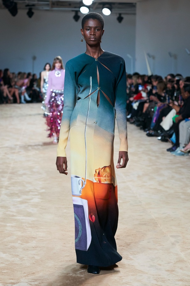 جوليان دوسينا يكرّم المصمم الراحل Paco Rabanne في مجموعة خريف وشتاء 2023-2024