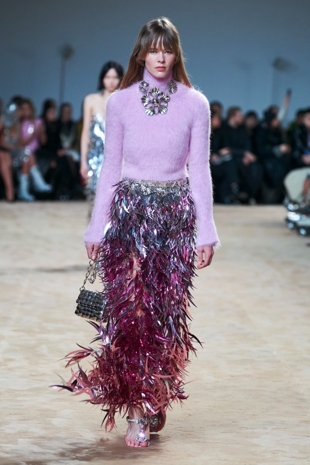 جوليان دوسينا يكرّم المصمم الراحل Paco Rabanne في مجموعة خريف وشتاء 2023-2024