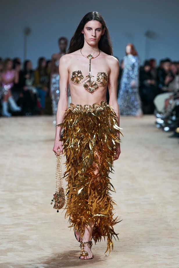 جوليان دوسينا يكرّم المصمم الراحل Paco Rabanne في مجموعة خريف وشتاء 2023-2024