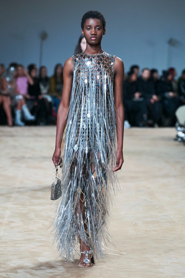 جوليان دوسينا يكرّم المصمم الراحل Paco Rabanne في مجموعة خريف وشتاء 2023-2024