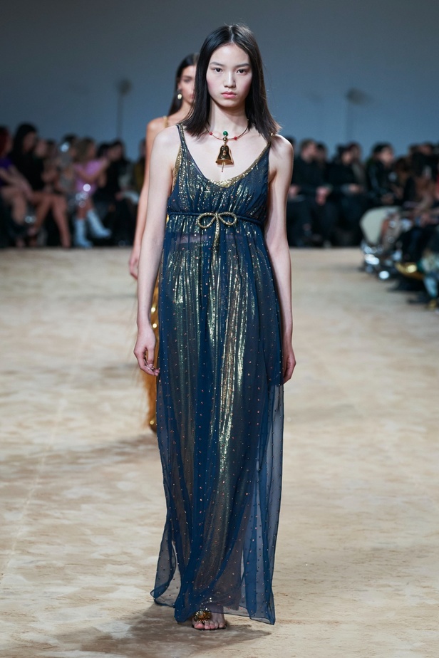 جوليان دوسينا يكرّم المصمم الراحل Paco Rabanne في مجموعة خريف وشتاء 2023-2024