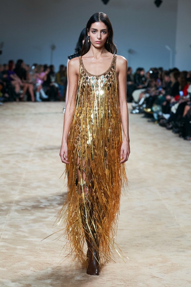 جوليان دوسينا يكرّم المصمم الراحل Paco Rabanne في مجموعة خريف وشتاء 2023-2024