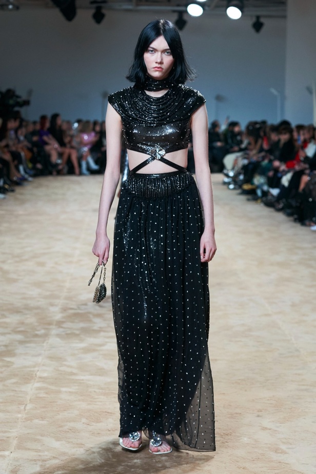 جوليان دوسينا يكرّم المصمم الراحل Paco Rabanne في مجموعة خريف وشتاء 2023-2024