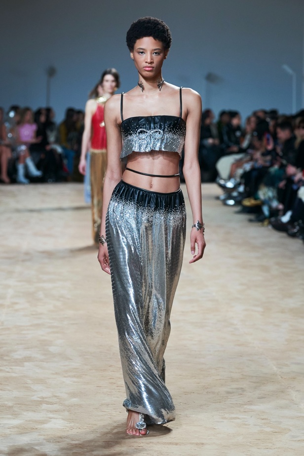 جوليان دوسينا يكرّم المصمم الراحل Paco Rabanne في مجموعة خريف وشتاء 2023-2024