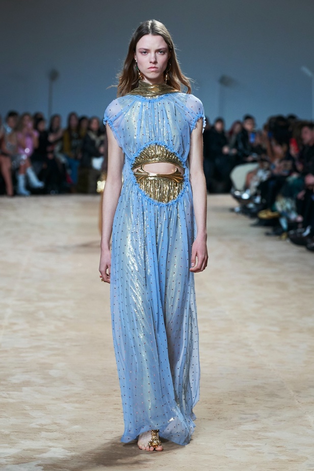 جوليان دوسينا يكرّم المصمم الراحل Paco Rabanne في مجموعة خريف وشتاء 2023-2024