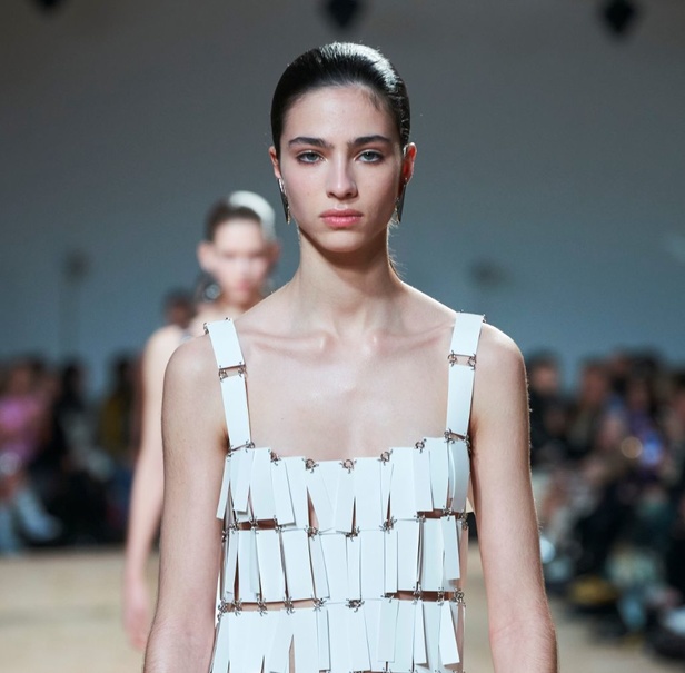 جوليان دوسينا يكرّم المصمم الراحل Paco Rabanne في مجموعة خريف وشتاء 2023-2024