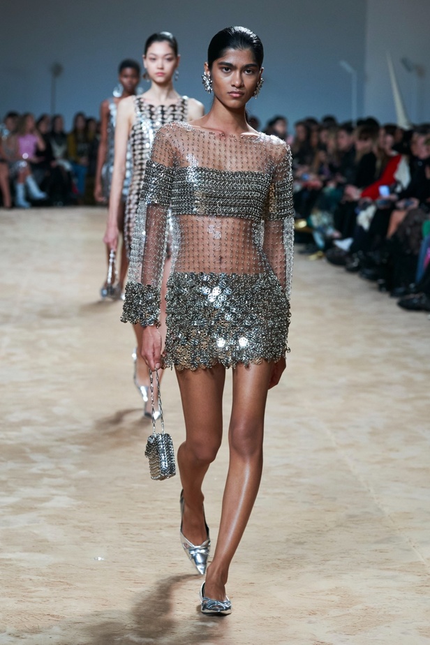 جوليان دوسينا يكرّم المصمم الراحل Paco Rabanne في مجموعة خريف وشتاء 2023-2024