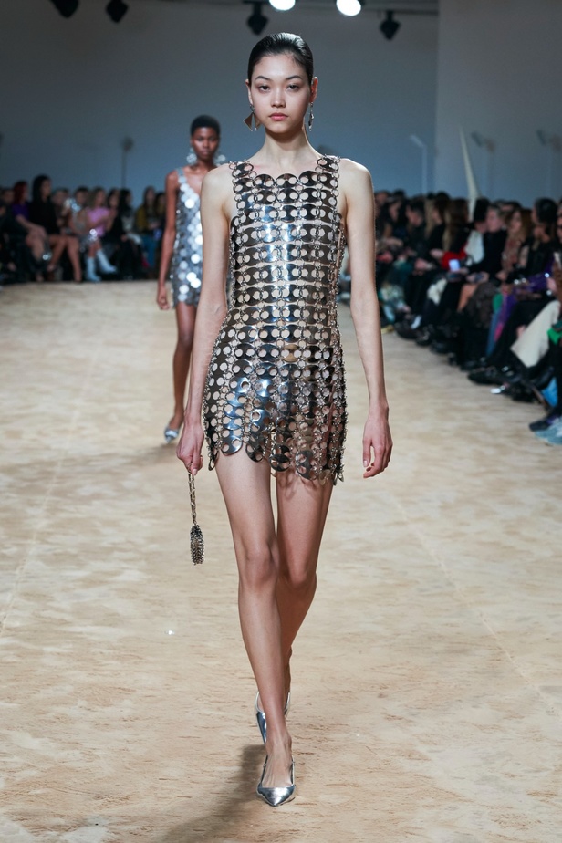 جوليان دوسينا يكرّم المصمم الراحل Paco Rabanne في مجموعة خريف وشتاء 2023-2024