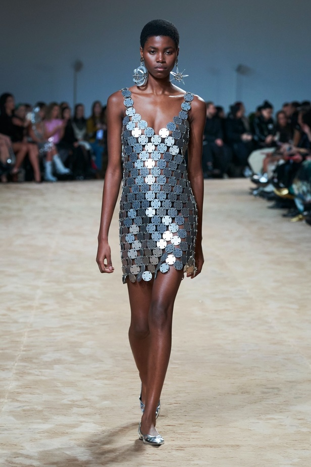 جوليان دوسينا يكرّم المصمم الراحل Paco Rabanne في مجموعة خريف وشتاء 2023-2024