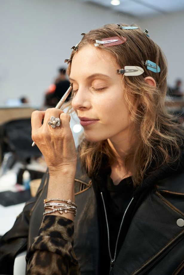 جوليان دوسينا يكرّم المصمم الراحل Paco Rabanne في مجموعة خريف وشتاء 2023-2024