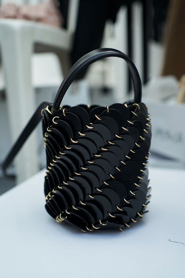 جوليان دوسينا يكرّم المصمم الراحل Paco Rabanne في مجموعة خريف وشتاء 2023-2024