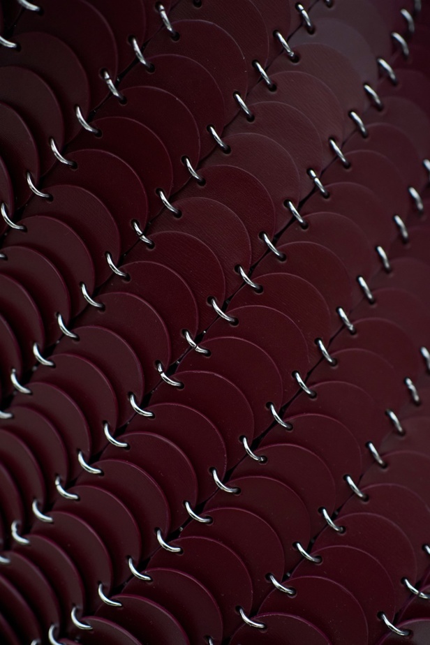 جوليان دوسينا يكرّم المصمم الراحل Paco Rabanne في مجموعة خريف وشتاء 2023-2024