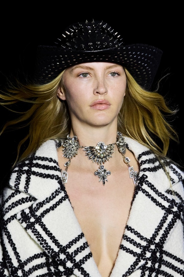 Philipp Plein يعود إلى ميلان بمجموعة خريف وشتاء 2023-2024 بعنوان Chrome Cowboy