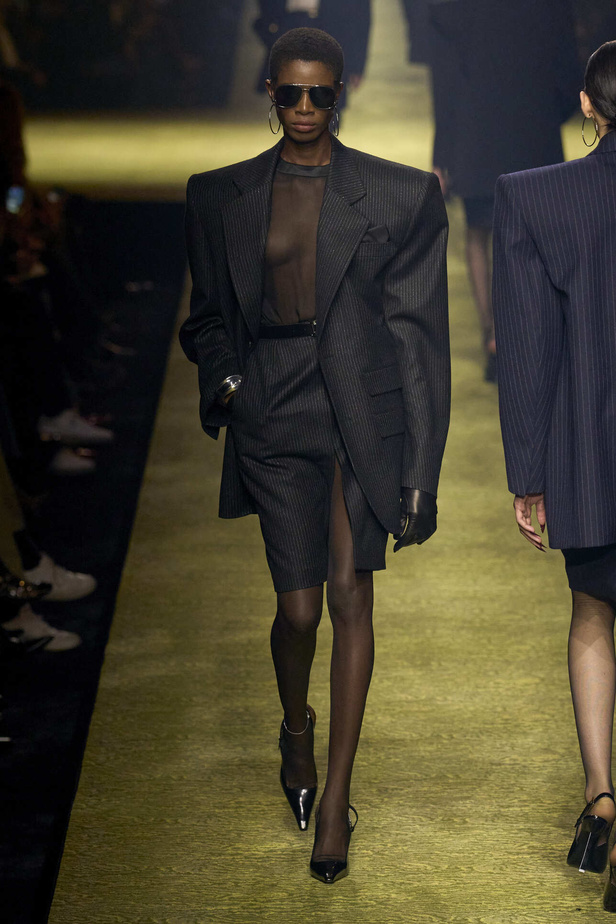 عرض Saint Laurent لخريف وشتاء 2024 في باريس